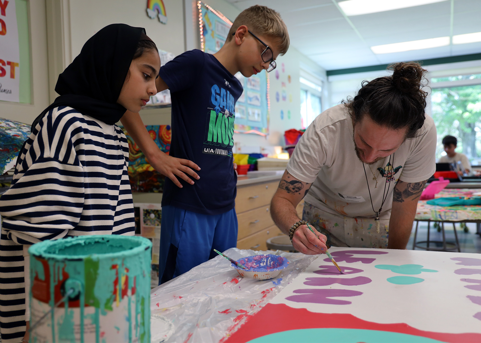 elementary artists with visiting artist painting